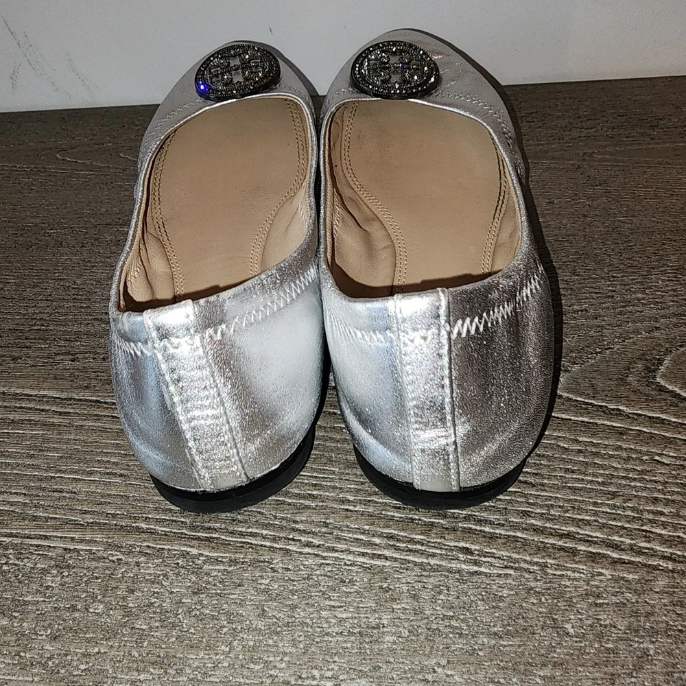 Tory Burch Liana Rhinestone Logo Silver Metallic Leather Ballet Flats Size 8.5